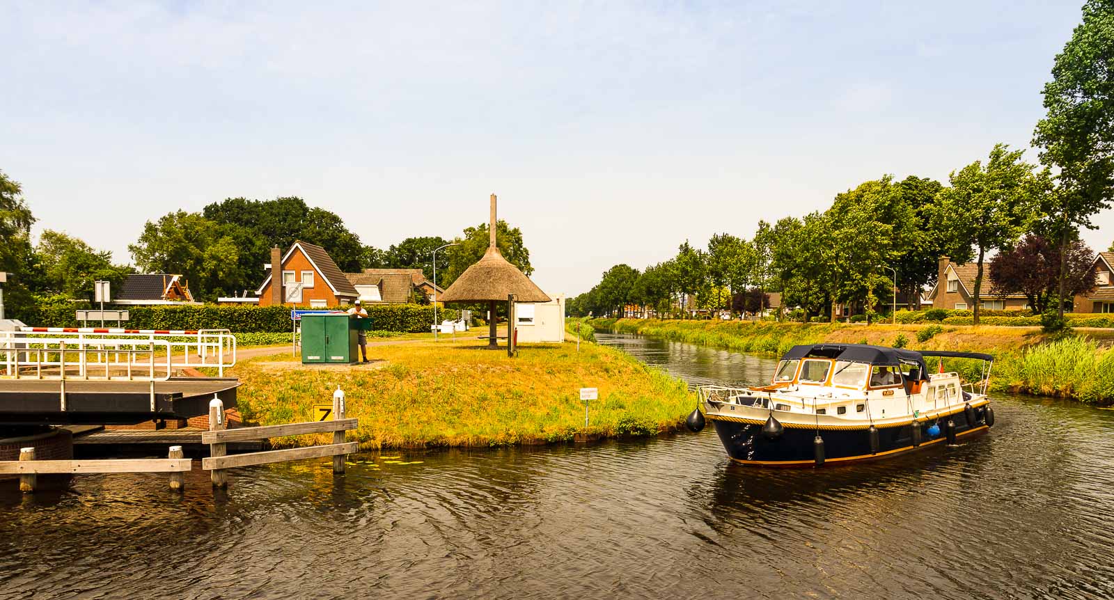 Motorboot varen op de Veenvaart in Drenthe